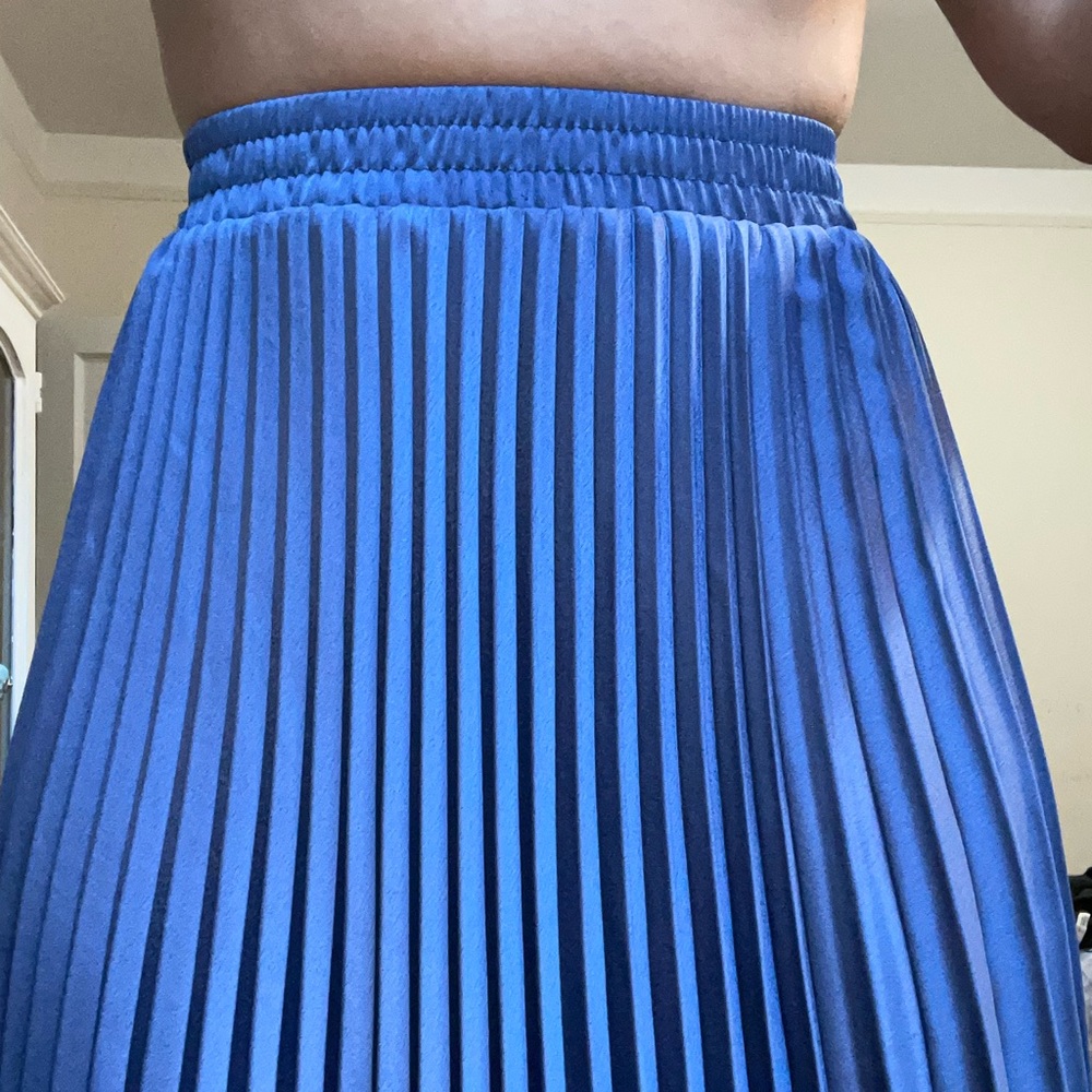 Gorgeous H&M royal blue pleated midi skirt